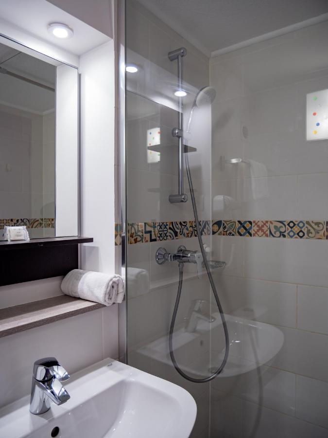 לס מוראוקס Contact Hotel Restaurant La Chaumiere Entre Orgeval Et Flins A13 Sortie 8 מראה חיצוני תמונה